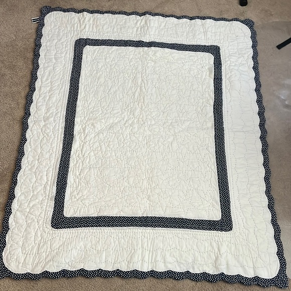 EUC white and navy star quilt - Picture 1 of 5